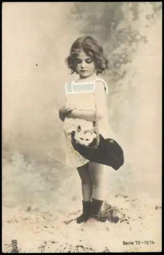 Kinder Künstlerkarte Mädchen mit Katze in Handtasche Fotokunst 1914