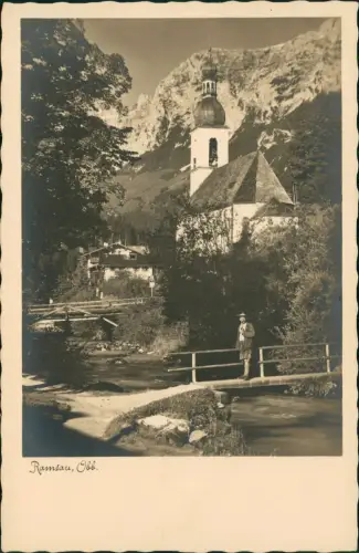 Ansichtskarte Ramsau bei Berchtesgaden Stadt Mann in Tracht auf Brücke 1932