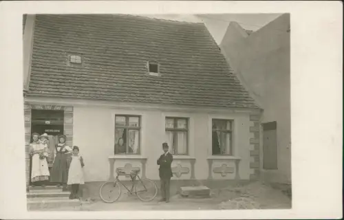 Ansichtskarte Magdeburg Wohnhaus mit Personengruppe und Fahrrad 1909