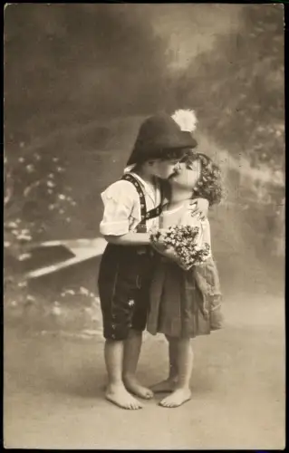 Ansichtskarte  Portrait Kinder Junge und Mächen in Tracht sich küssend 1916