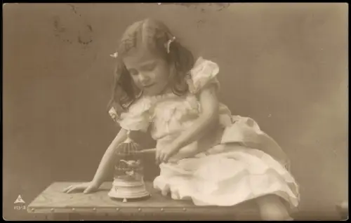 Ansichtskarte  Kinder Künstlerkarte Mädchen mit Vogelkäfig Fotokunst 1907