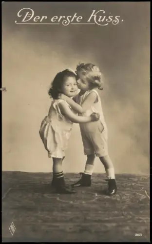 Ansichtskarte  Frühe Fotokunst Der erste Kuss (unter Kindern) 1912