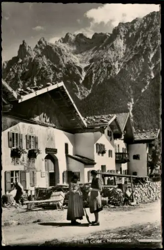 Ansichtskarte Mittenwald Szene mit Frauen vor Holzverarbeitungs-Betrieb 1956