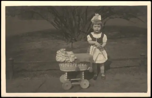Foto  Soziales Leben - Kinder Mädchen Puppenwagen 1930 Privatfoto
