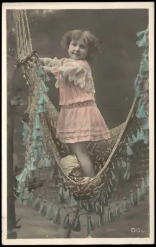 Ansichtskarte  Kinder Mädchen stehend in Hängematte Colorfotokarte 1918