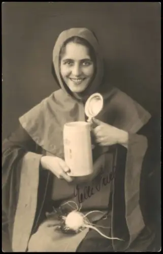 Frau in Mönchskutte und Bierseidel signierte Elli Friebel 1917 Privatfoto