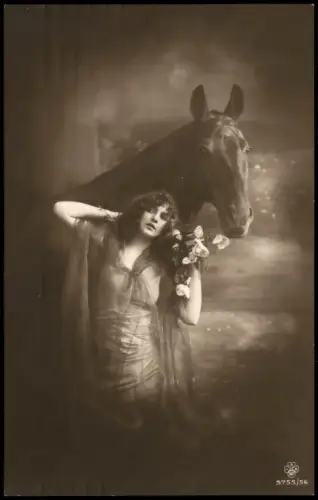 Ansichtskarte  Fotokunst schöne Frau mit Pferd 1912
