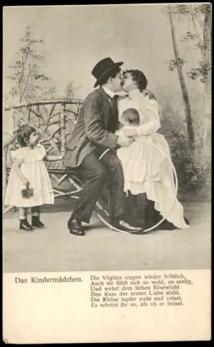 Ansichtskarte  Künstlerkarte Mann küsst Kindermädchen Kinder 1912