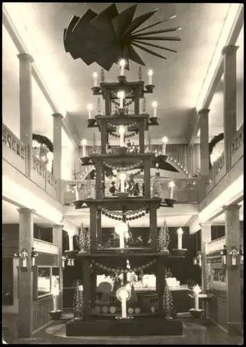Seiffen (Erzgebirge) Große Pyramide im Erzgeb. Spielzeugmuseum 1967