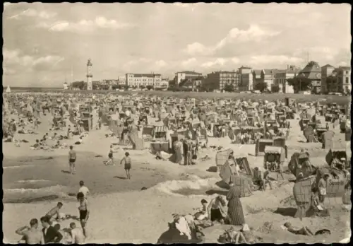 Ansichtskarte Warnemünde-Rostock Belebter Ostsee-Strand zur DDR-Zeit 1958