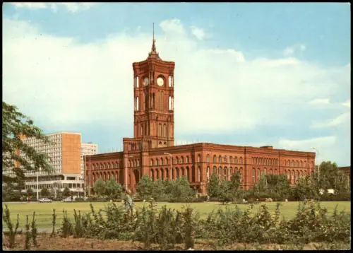Berlin Blick auf das Rotes Rathaus mit Gartenanlage im Vordergrund 1979