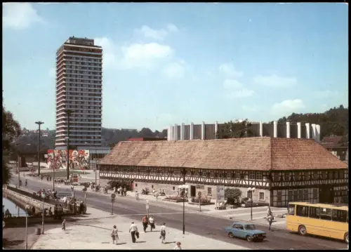 Ansichtskarte Suhl Waffenmuseum, Straße und Hochhaus 1989