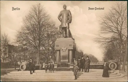 Ansichtskarte Tiergarten-Berlin Feine Herren am Roon-Denkmal 1908