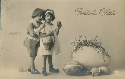 Ansichtskarte  Ostern Easter Fotokunst Junge und Mädchen Riesen-Ei 1926