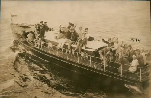 Ansichtskarte  Menschengruppe auf Motorboot Yacht Jacht 1929