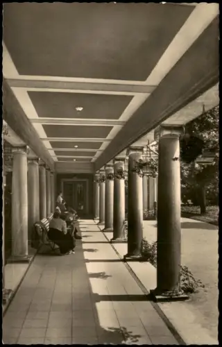 Bad Brambach Wandelhalle zur DDR-Zeit mit Personen auf Bank 1962