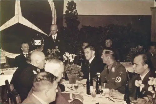Festveranstaltung mit Mercedes-Benz Logo und NSDAP-Funktionären 1938/1990 Privatfoto