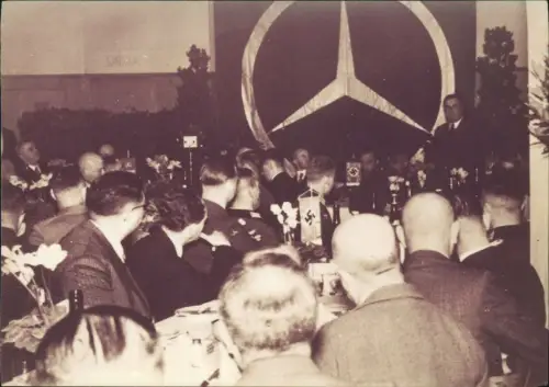 Festveranstaltung mit Mercedes-Benz Logo und NSDAP-Funktionären 1938/1990 Privatfoto