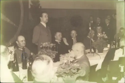 Festveranstaltung mit Mercedes-Benz Logo und NSDAP-Funktionären 1938/1990 Privatfoto