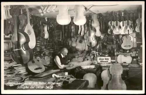 Mittenwald Geigenbaumeister Johann Reiter in seiner Werkstatt 1950