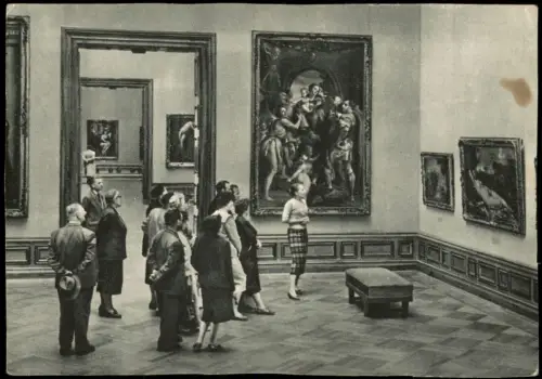 Innere Altstadt-Dresden Semper-Garlerie Besucher vor Gemälde-Ausstellung 1964