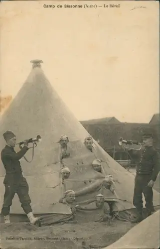 CPA Sissonne Camp de Sissonne Soldaten werden geweckt 1914