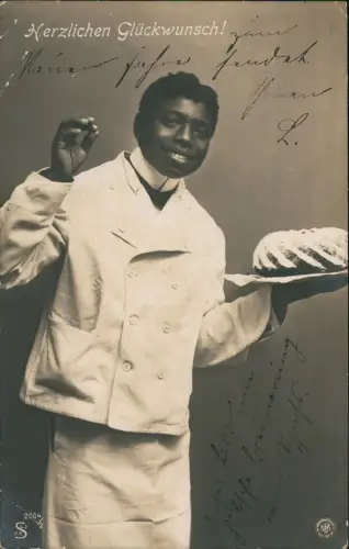 Lachender Bediensteter mit Rührkuchen Fotokunst Geburtstag Birthday 1907