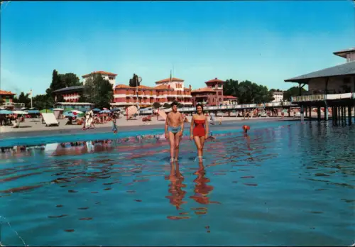 Lignano Sabbiadoro Strandszene mit Badenden und Hotelgebäuden 1960