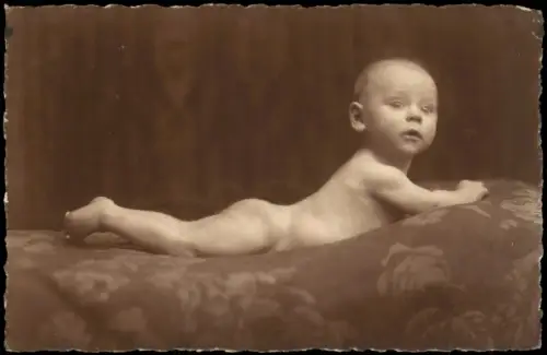 Ansichtskarte  Atelieraufnahme eines Säuglings 1935
