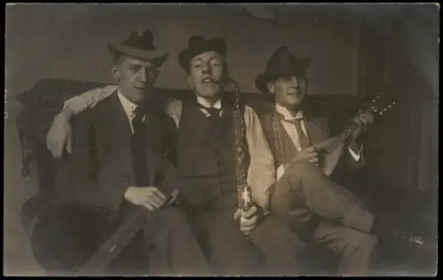 Foto  Drei junge Männer mit Mandoline und Pfeife 1907 Privatfoto