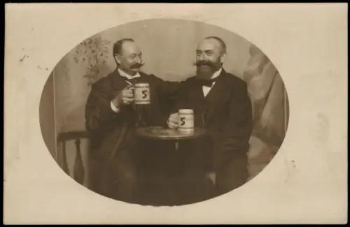 Zwei Männer mit markanten Schnurrbärten beim Bier 1912 Privatfoto