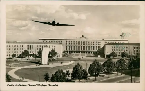 Ansichtskarte Tempelhof-Berlin Luftbrücken Denkmal Flughafen Flugzeug 1954