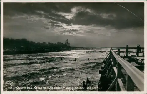 Postcard Kolberg Kołobrzeg Abendstimmung an der Seebrücke 1930