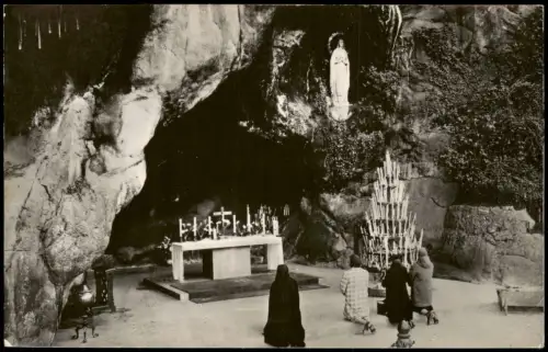 Lourdes Lorda Grotte von Massabielle mit Marienstatue und Altar 1950