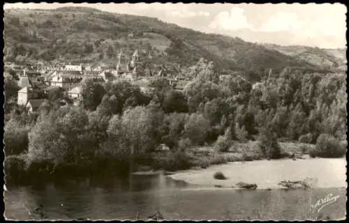 Beaulieu-sur-Dordogne Ortsansicht mit Flussufer und Kirchtürmen 1951