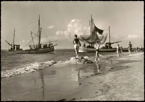 Ansichtskarte Bensersiel-Esens Fischerboote am Strand Personen Nordsee 1960