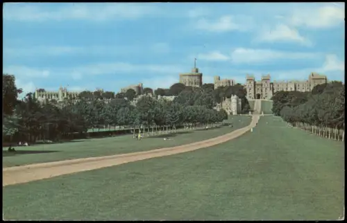 Postcard Windsor The Long Walk mit Windsor Castle 1974