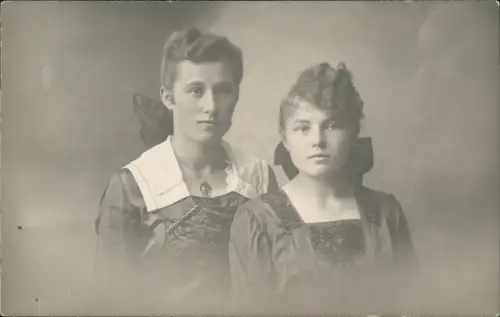 Ansichtskarte  Atelierfoto schöbe Frauen in edlen Kleidern 1918