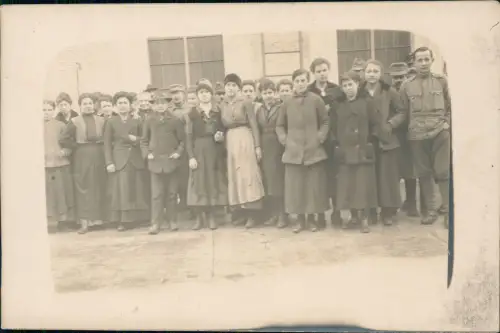 Ansichtskarte  Frauengruppe mit Soldaten Tschechien Ceska 1919