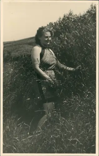 Menschen Soziales Leben schöne Frau im Feld Kleid 1960 Privatfoto