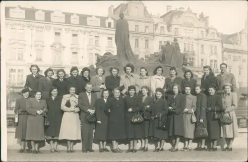 Prag Praha Menschen Soziales Leben Frauen Gruppe vor Denkmal 1940
