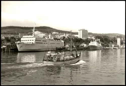 Ansichtskarte Sassnitz Rügen Hafen - Schiff und Fischkutter 1981