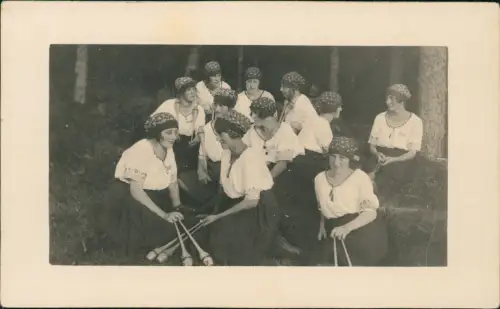 Gruppe beim Sport Gymnastikkeulen Frauen der Wandervogel Bewegung 1924
