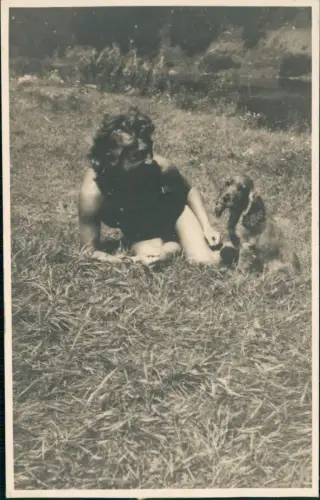 Ansichtskarte  Mensch mit Hund auf Wiese 1960
