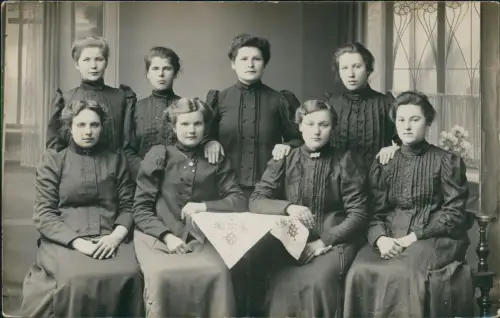 Ansichtskarte  Arbeiterinnen in eleganter Uniform Jugenstil Fenster 1913