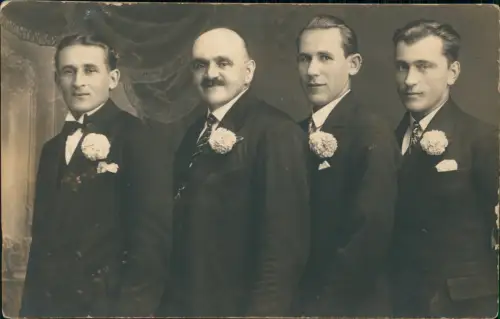 Männer im Anzug mit weißer Nelke Atelierfoto Polen 1919 Privatfoto