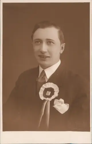 Junger Mann mit Kokarde in tschechischen Nationalfarben Foto Scutec 1934
