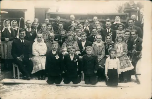 Ansichtskarte  Hochzeit - Gruppenfoto Soldaten Trachten Tschechien 1934