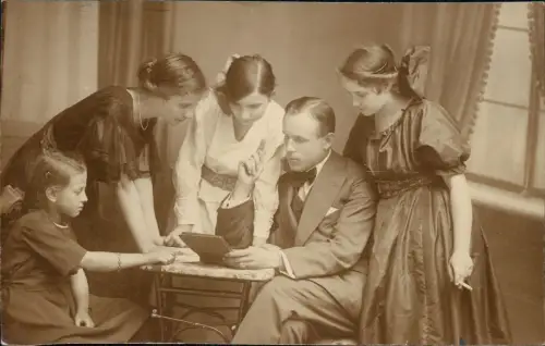 Ansichtskarte  Familie in eleganter Kleider Frau Vater Töchter und Sohn 1919