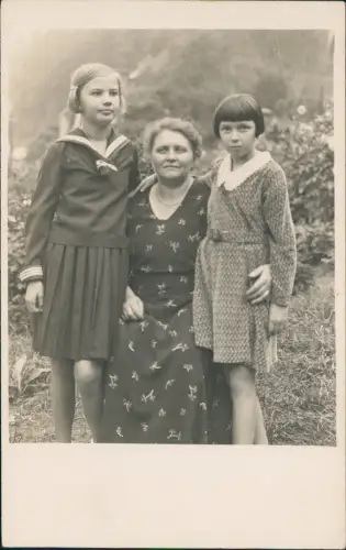 Kinder mit Ihrer Oma Mode Kleidung Zeitgeschichte 1962 Privatfoto
